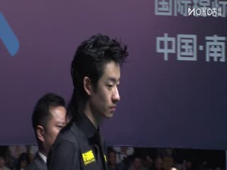 2025斯诺克国际锦标赛8进4 吴宜泽6-0巴里·霍金斯（朱峰立） 20251106封面图