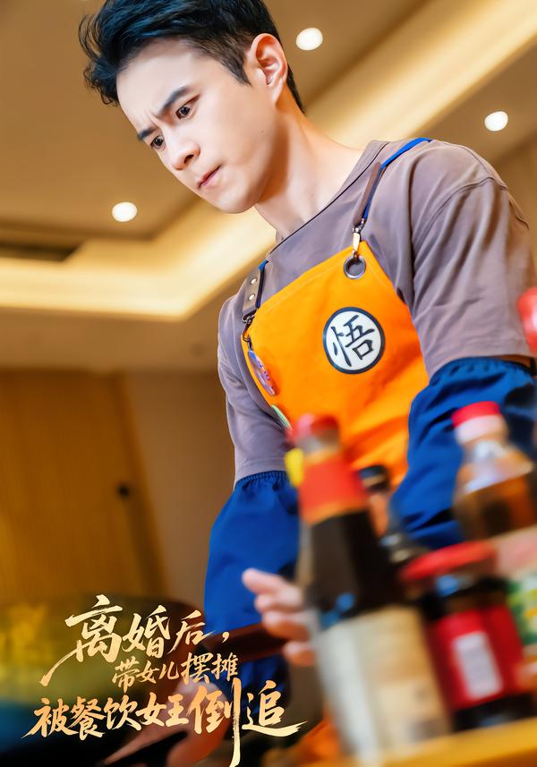 离婚后，带女儿摆地摊被餐饮女王倒追封面图
